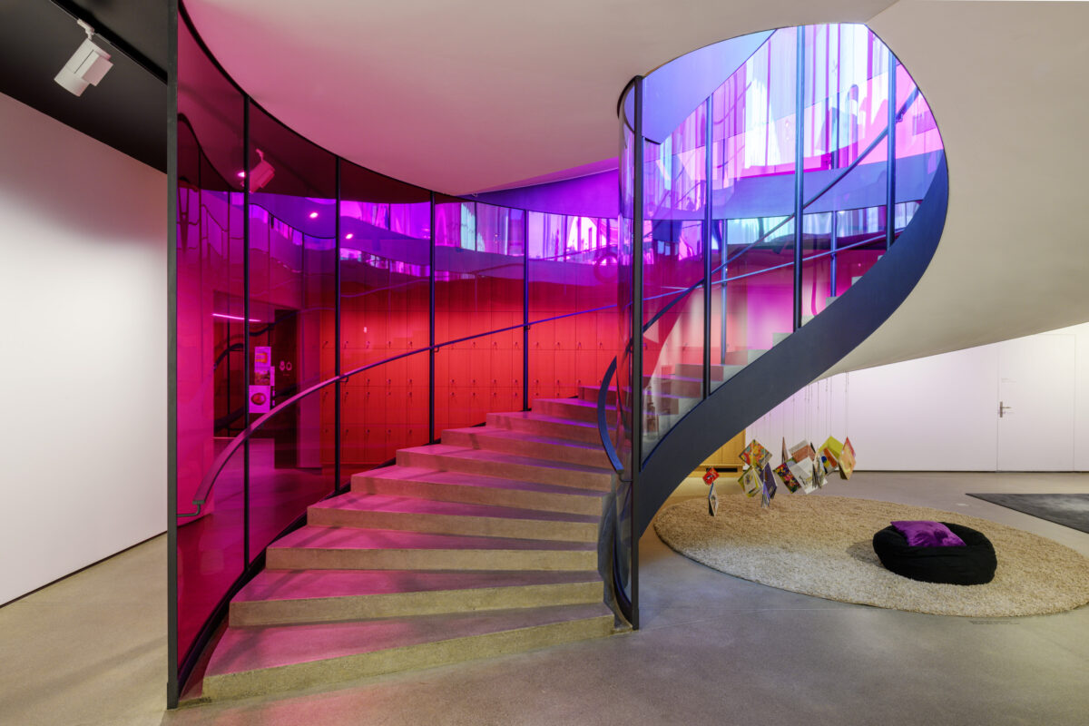 Aargauer Kunsthaus -  Foyer with library